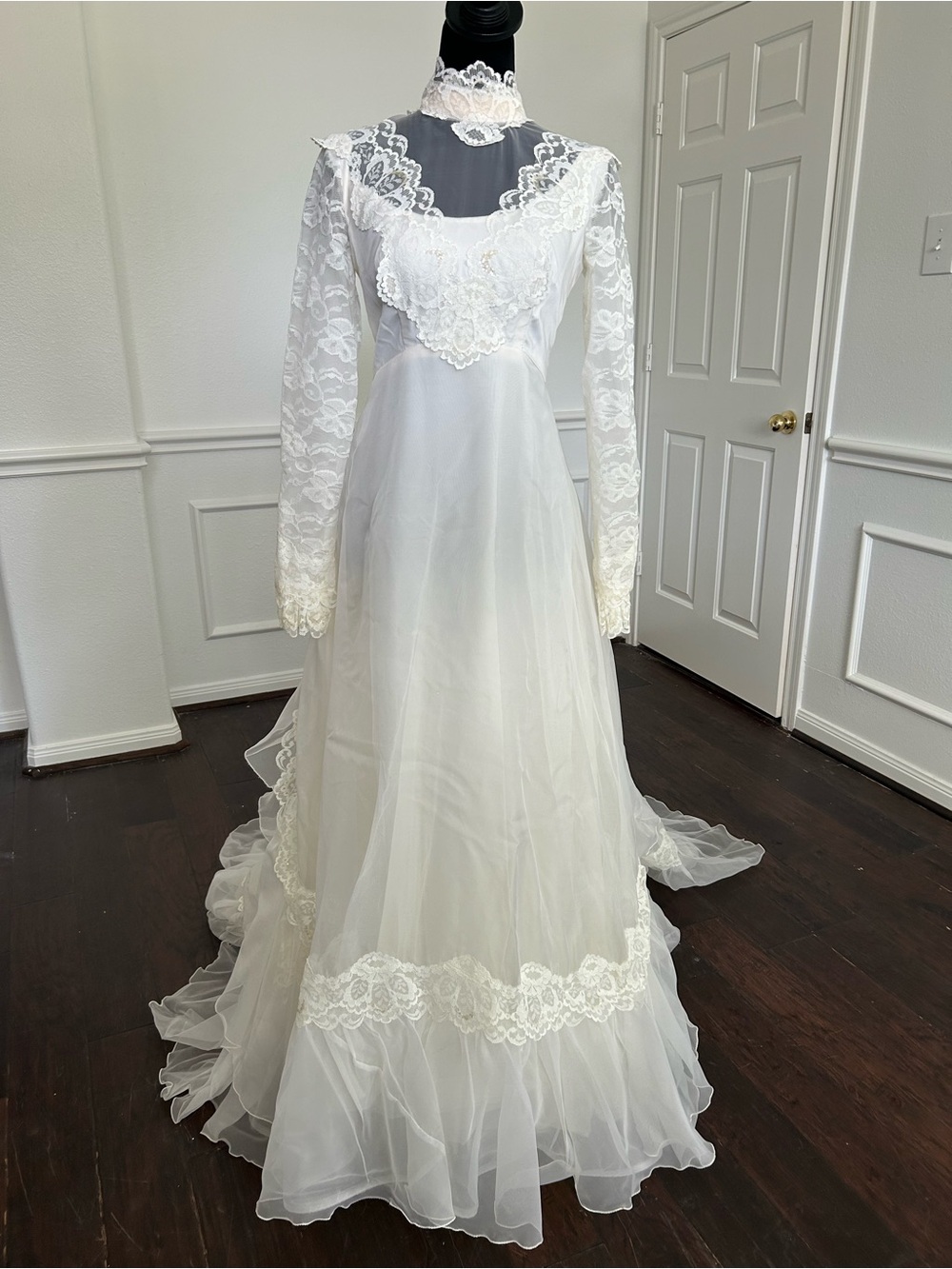 Wedding Vintage Bridal Dress Ivory Lace Long-Sleeve A-Line Dress With Train